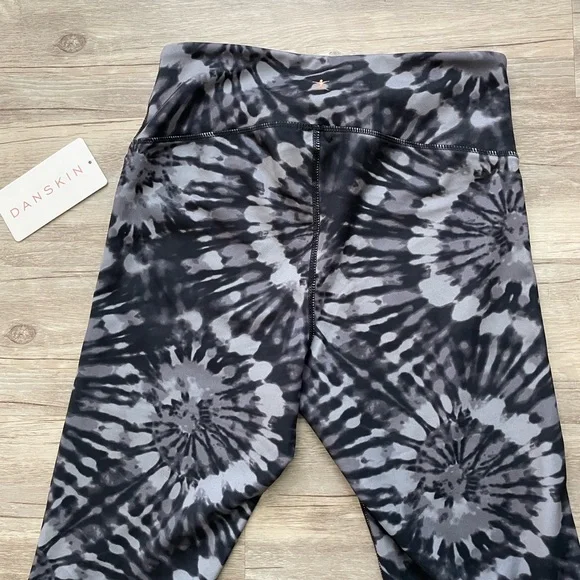 Danskin Women's Printed Performance 7/8 Legging - Picture 6 of 6